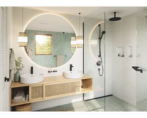 Helles Badezimmer mit Doppelwaschbecken, großem runden Spiegel mit Beleuchtung und begehbarer Dusche mit Glaswand.