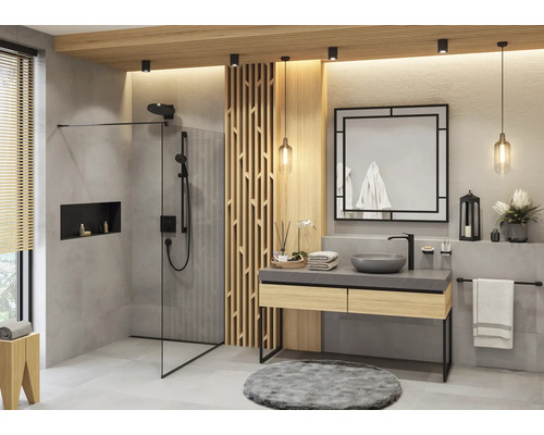 Badezimmer mit Dusche, Waschtisch, Spiegel und Holzdetails für eine helle und organisierte Atmosphäre.