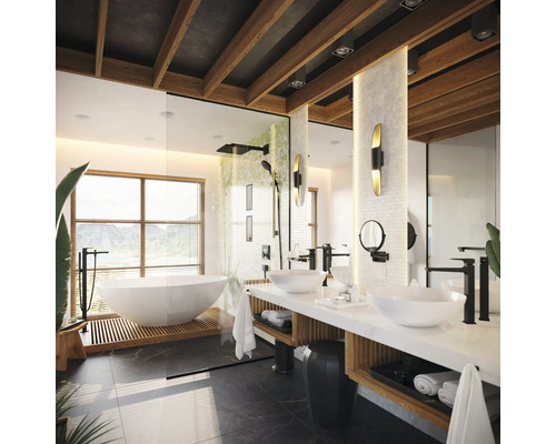 Helles Badezimmer mit freistehender Badewanne, Dusche und Doppelwaschtisch