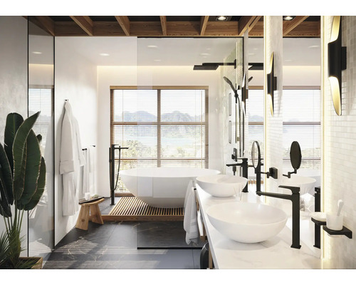 Helles Badezimmer mit freistehender Badewanne, Waschtischen und Holzelementen