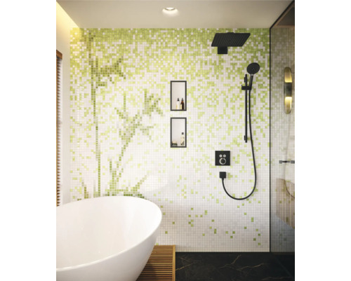 Badezimmer mit Mosaikwand, Badewanne und Duschkabine