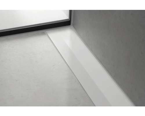 Detailaufnahme eines Duschbereichs mit Duschrinne