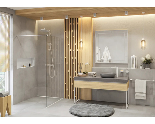 Helles Badezimmer mit Dusche, Waschtisch, Spiegel und grauer Badematte