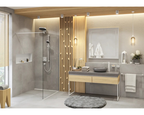 Helles Badezimmer mit Dusche, Waschtisch und Spiegel