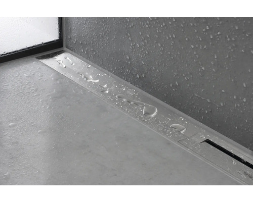 Detailansicht einer Duschrinne mit Wasser auf der Oberfläche