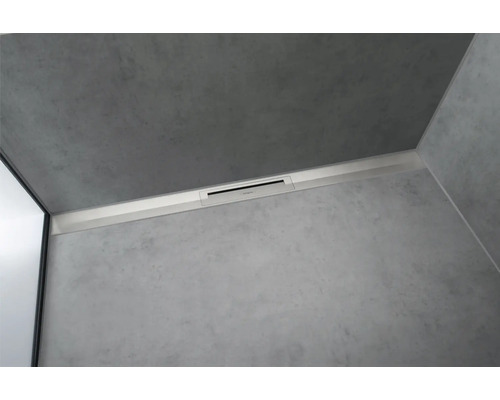 Detailansicht einer Duschrinne in einem modernen Badezimmer.