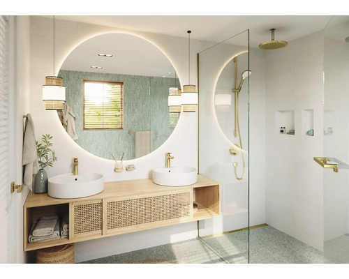 Badezimmer mit Doppelwaschbecken, beleuchtetem Spiegel, Dusche und Holzelementen