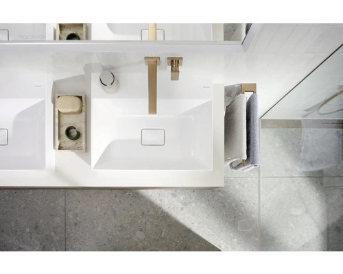 Aufsicht auf ein Badezimmer mit Doppelwaschtisch, Armaturen und Handtüchern