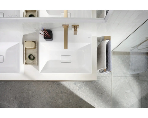 Ansicht von oben auf ein Badezimmer mit Waschbecken, Armaturen und Handtüchern