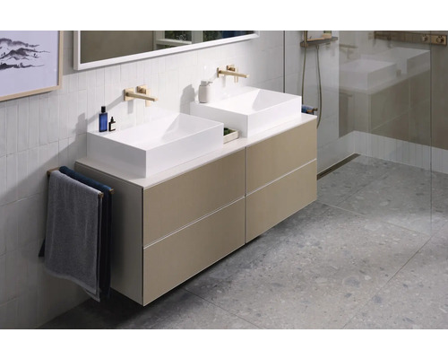 Modernes Badezimmer mit Doppelwaschtisch, Unterschrank mit Schubladen und Handtuchhalter.