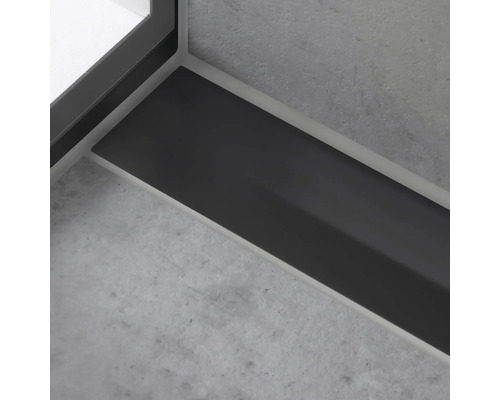 Detailansicht einer Fensterbank auf einer Betonoberfläche