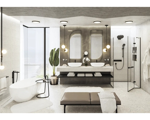 Helles Badezimmer mit Badewanne, Waschtisch, Spiegeln und Dusche