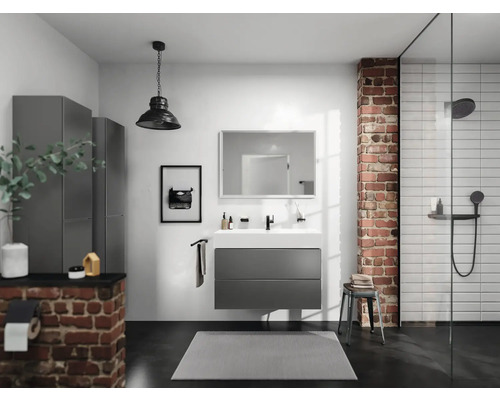 Badezimmer mit Waschtisch, Spiegel, Dusche und Regalen in modernem Design