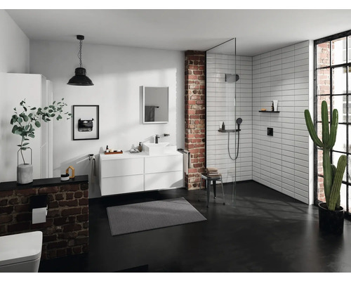 Modernes Badezimmer mit Dusche, Waschbeckenunterschrank, Spiegel und Ziegelwand