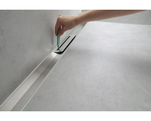 Reinigung einer Duschrinne mit Reinigungswerkzeug