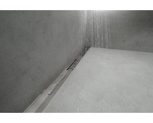 Dusche mit Duschrinne und Wasser