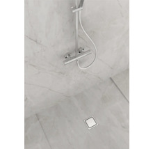 Douche avec robinetterie et siphon de sol dans la salle de bains
