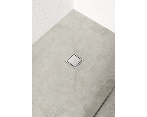 Salle de bain avec carrelage au sol et siphon de douche carré