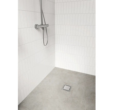 Coin douche avec carrelage blanc et siphon de sol carré