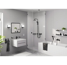 Salle de bains avec meuble sous-lavabo, miroir, douche et baignoire dans un design clair