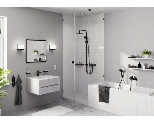 Salle de bains avec meuble sous-lavabo, miroir, douche et baignoire dans un design clair