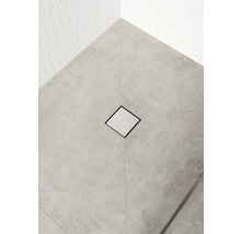 Siphon de sol carré dans une salle de bains moderne avec carrelage gris.