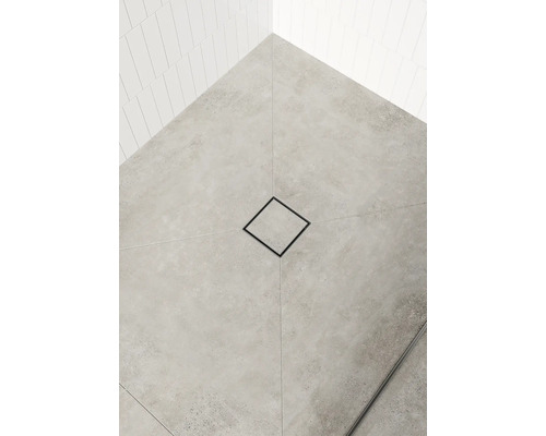 Sol de salle de bain avec carrelage et siphon de douche carré