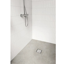 Salle de bains avec douche, robinetterie de douche, carreaux blancs et drain de plancher