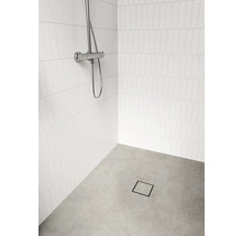Douche moderne avec carrelage blanc et sol gris