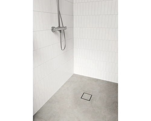 Douche moderne avec carrelage blanc et sol gris