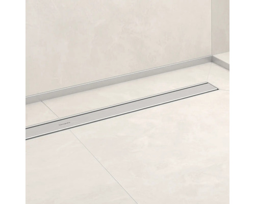 Caniveau de douche en acier inoxydable avec le logo Hansgrohe dans la salle de bain