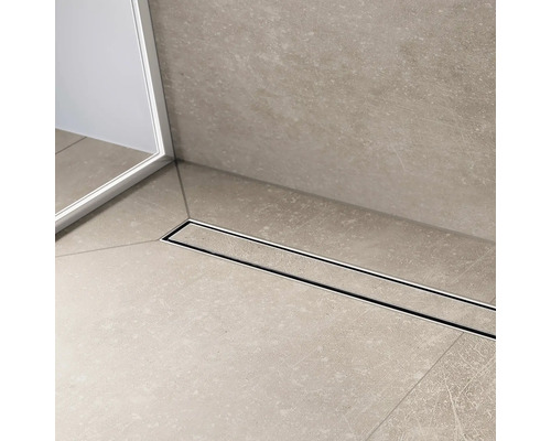 Détail de salle de bains avec drain de sol et carrelage