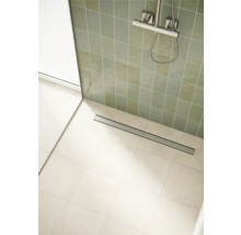 Douche plain-pied avec caniveau de douche, carrelage et robinetterie de douche