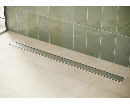 Salle de bain avec caniveau de douche en acier inoxydable