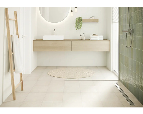 Salle de bain avec lavabo, miroir, échelle porte-serviettes et douche