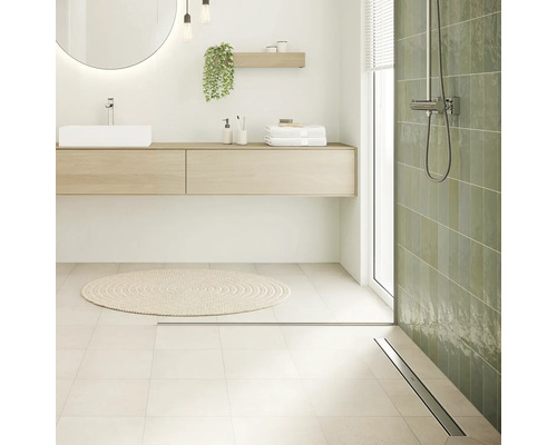 Salle de bain avec lavabo, miroir, douche et siphon de sol