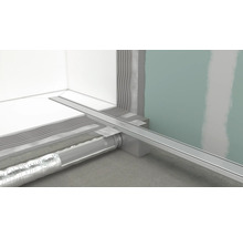 Badezimmerinstallation mit Duschrinne und Abwasserrohr