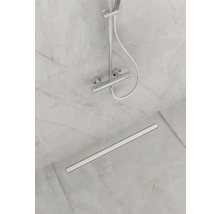 Badezimmer mit Duscharmatur und Duschrinne