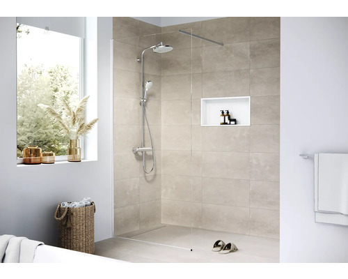 Salle de bain moderne avec douche à l''italienne, robinetterie et espace de rangement.