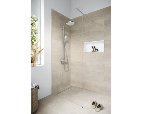 Douche à l''italienne avec robinetterie de douche, caniveau d''évacuation et niche pour accessoires de salle de bains