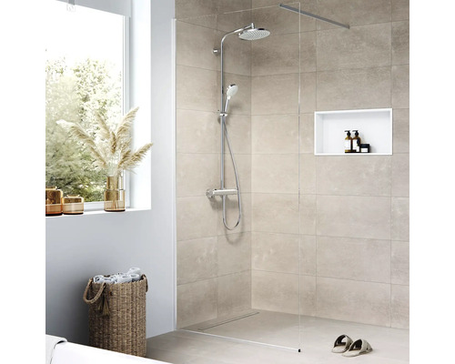 Salle de bains avec paroi de douche, robinetterie de douche et compartiment de rangement