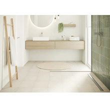 Helles Badezimmer mit Waschtisch, Spiegel, Handtuchleiter und Dusche