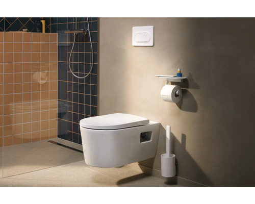 Salle de bains moderne avec WC suspendu, plaque de commande, porte-papier toilette avec étagère et brosse de toilette