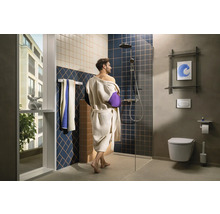 Modernes Badezimmer mit Dusche, Toilette und Bademantel