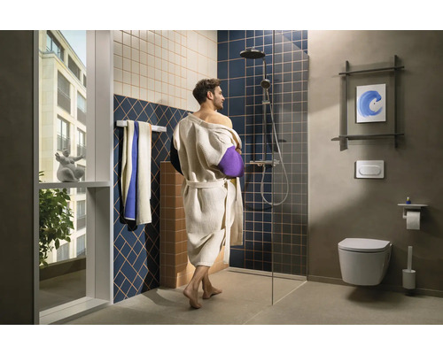 Salle de bains moderne avec douche, toilettes et peignoir