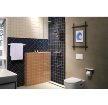 Modernes Badezimmer mit Dusche, Toilette, Waschbecken und Fliesen