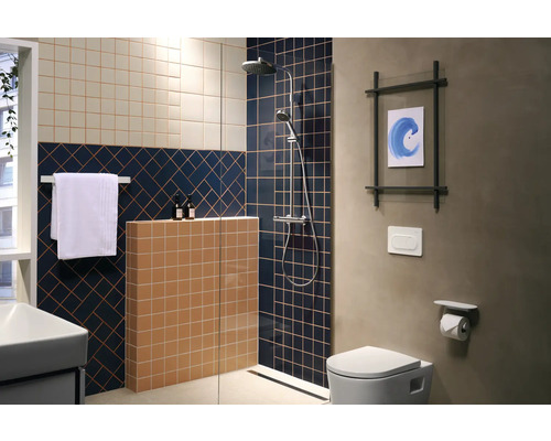 Salle de bain moderne avec douche, toilettes, lavabo et carrelage