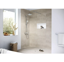 Helles Badezimmer mit begehbarer Dusche, Armaturen und Regalen.