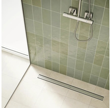 Badezimmer mit Dusche, Duschrinne und Fliesen