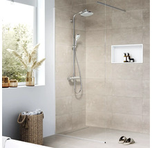 Begehbare Dusche mit Duscharmatur, Regendusche und Handbrause in modernem Badezimmer